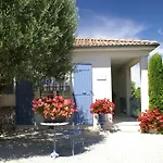 D'hotes Les Volets Bleus à Royan - Sur - Bed & Breakfast